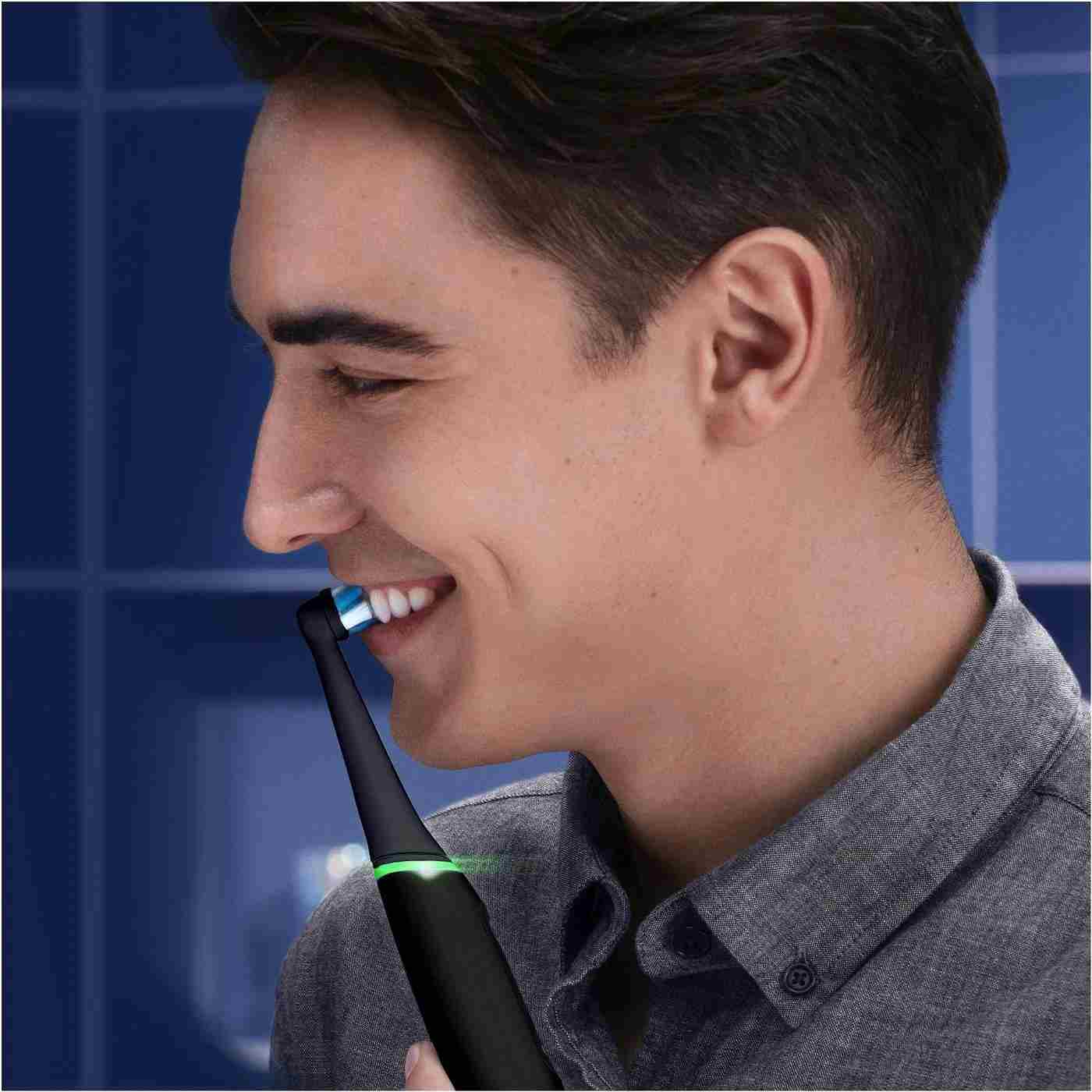 Oral-B iO6 elektrický zubní kartáček,  magnetický,  5 režimů,  displej,  umělá inteligence,  časovač,  černý2 