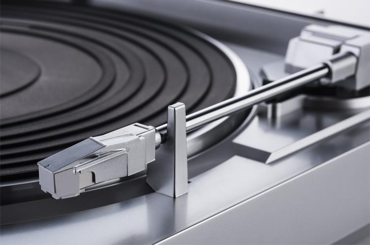 Denon DP-29F plně automatický gramofon,  řemínkový pohon,  zabudovaný MM předzesilovač stříbrný3 