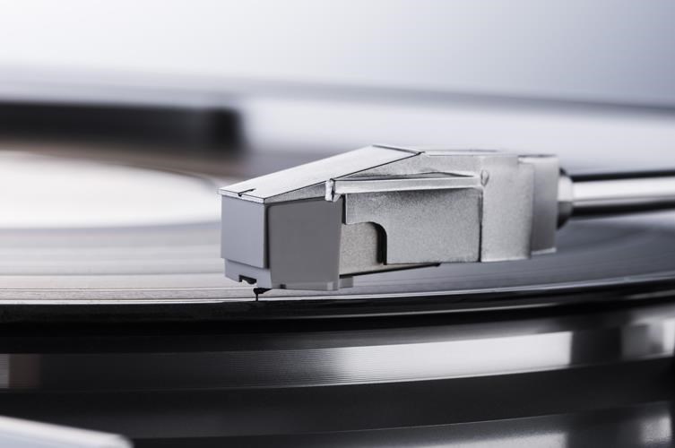 Denon DP-29F plně automatický gramofon,  řemínkový pohon,  zabudovaný MM předzesilovač stříbrný4 