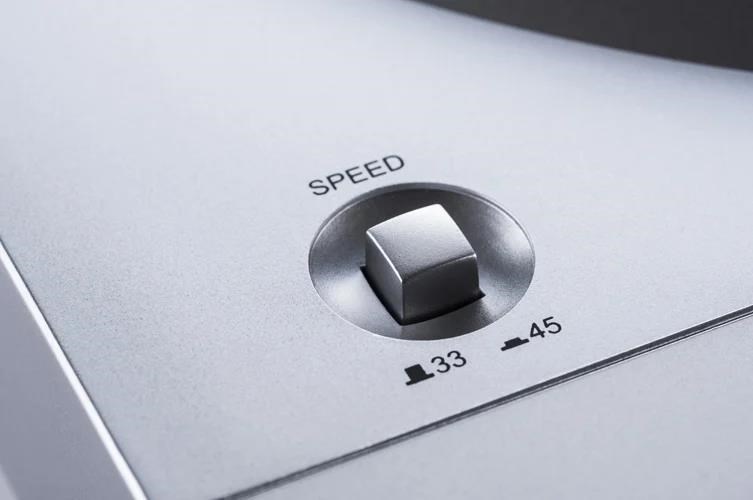 Denon DP-29F plně automatický gramofon,  řemínkový pohon,  zabudovaný MM předzesilovač stříbrný5 