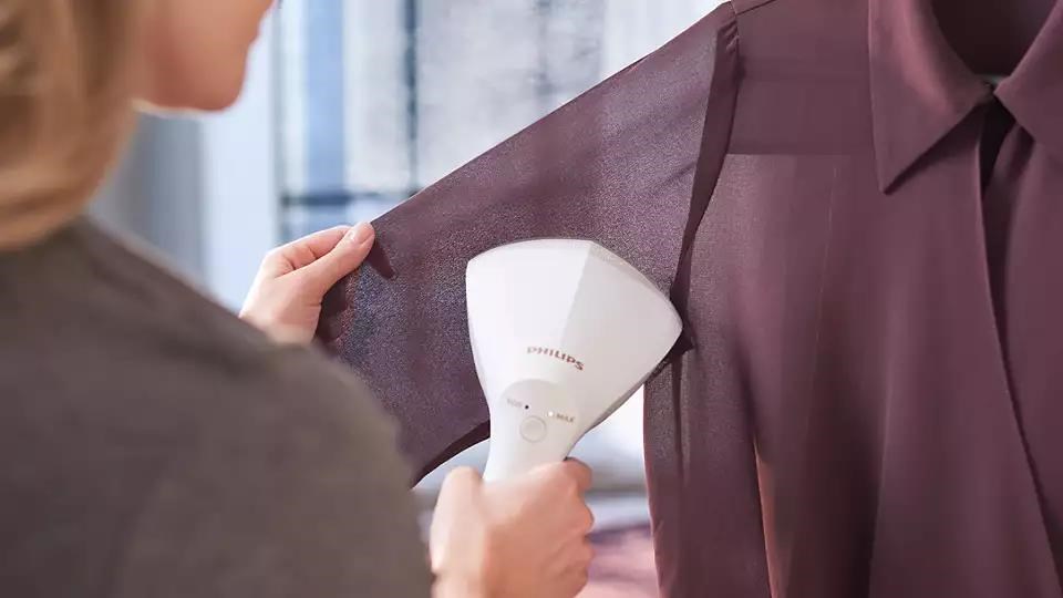 Philips 8000 Series GC801/ 10 ruční napařovač,  1600 W,  OptimalTEMP,  vertikální napařování,  technologie De-Calc5 