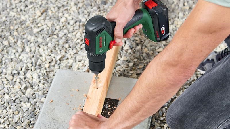 BOSCH UniversalDrill 18V-60 akumulátorový vrtací šroubovák,  60 Nm,  13mm rychloupínací sklíčidlo,  1x akumulátor PBA 18V 23 