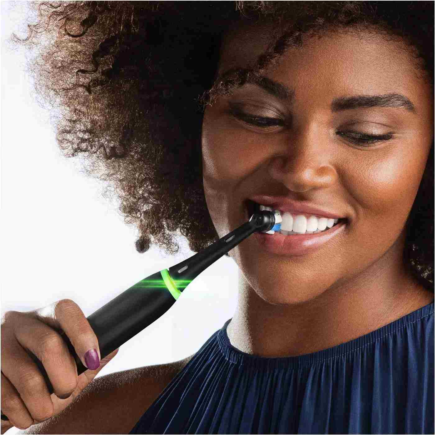 BAZAR - Oral-B iO Series 4 Matt Black elektrický zubní kartáček, magnetický, časovač, tlakový senzor - poškozený obal3 