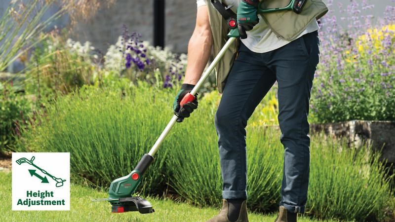 Bosch UniversalGrassCut 18V-26-500 akumulátorová strunová sekačka,  průměr 26 cm,  8.500 ot/ min,  akumulátor2 