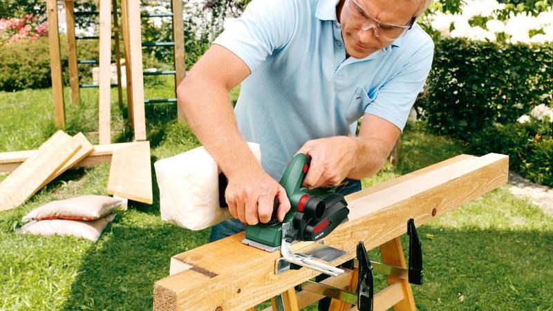 Bosch PHO 2000 hoblík, šířka 82 mm, aretace proti zapnutí, ochranná botka, oboustranné vyhazování hoblin3 