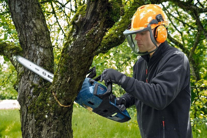 Bosch GKE 18V-40 řetězová pila,  rychlost řetězu 12.40 m/ s,  BITURBO,  kryt řetězu,  40cm lišta3 