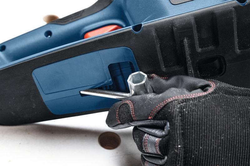 Bosch GKE 18V-40 řetězová pila,  rychlost řetězu 12.40 m/ s,  BITURBO,  kryt řetězu,  40cm lišta5 