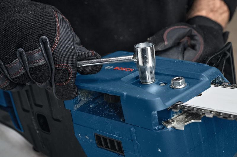 Bosch GKE 18V-40 řetězová pila,  rychlost řetězu 12.40 m/ s,  BITURBO,  kryt řetězu,  40cm lišta6 