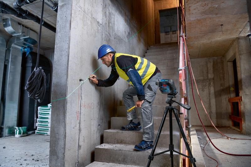 Bosch GLL 2-15 G čárový laser,  pracovní dosah až 15 m,  přesnost +/ -0, 3 mm/ m,  4× baterie 1, 5 V LR6 (AA)3 
