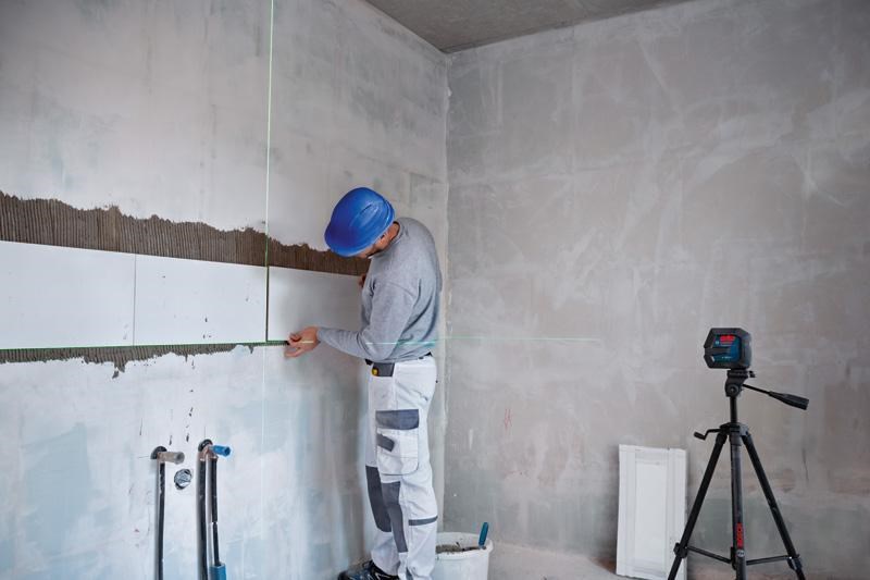 Bosch GLL 2-15 G čárový laser,  pracovní dosah až 15 m,  přesnost +/ -0, 3 mm/ m,  4× baterie 1, 5 V LR6 (AA)4 