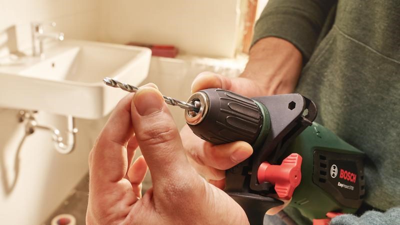 Bosch UniversalImpact 730 příklepová vrtačka,  730 W,  průměr do oceli 12 mm,  do dřeva 30 mm,   do zdiva 14 mm4 