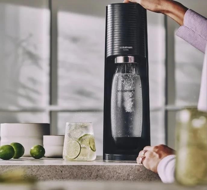 BAZAR - SodaStream Terra Black výrobník sody,  mechanický,  1l láhev SodaStream Fuse,  bombička s CO2 - Poškozený obal4 
