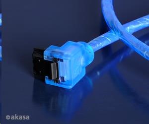 Dátový kábel AKASA SATA3 pre HDD,  SSD a optické mechaniky,  zahnutý konektor,  modrý UV svetelný,  1 m1 