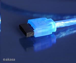 Dátový kábel AKASA SATA3 pre HDD,  SSD a optické mechaniky,  zahnutý konektor,  modrý UV svetelný,  1 m0 