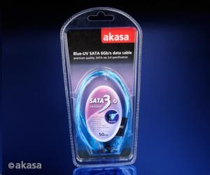 Dátový kábel AKASA SATA3 pre HDD,  SSD a optické mechaniky,  zahnutý konektor,  modrý UV svetelný,  1 m2 