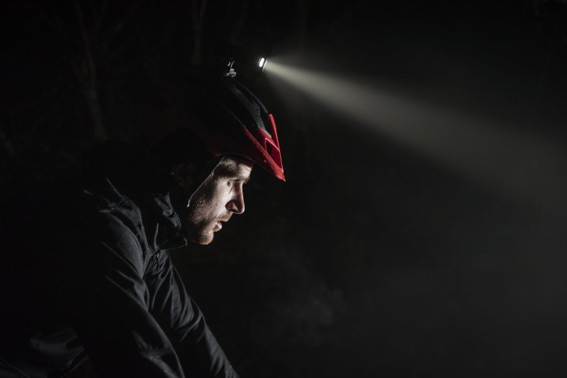 Garmin Varia UT800 Přední adaptivní cyklosvítilna, uchycení na helmu 