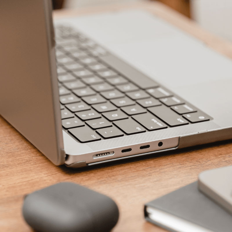 SwitchEasy Hardshell Nude Case pre MacBook Pro 14" 2021/2023 - Stealth Black 