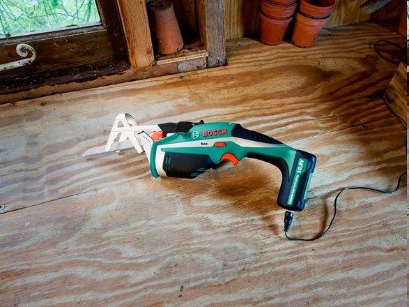 BOSCH Akumulátorová záhradná píla KEO 