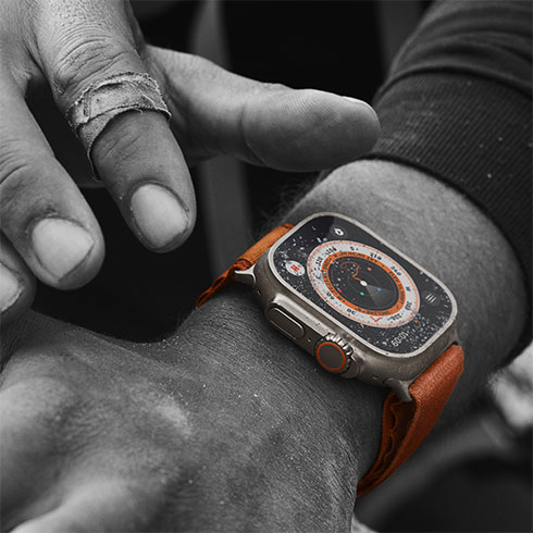 Apple Watch Ultra GPS + Cellular, 49mm titánové puzdro so žlto-béžovým trailovým ťahom - S/M 