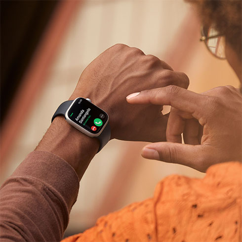 Apple Watch Series 8 GPS + Cellular 45mm Strieborné hliníkové puzdro s bielym športovým remienkom  