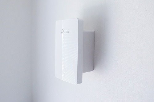 TP-LINK držák s kabelovou krytkou pro EAP235/615-Wall na stěnu , bílý