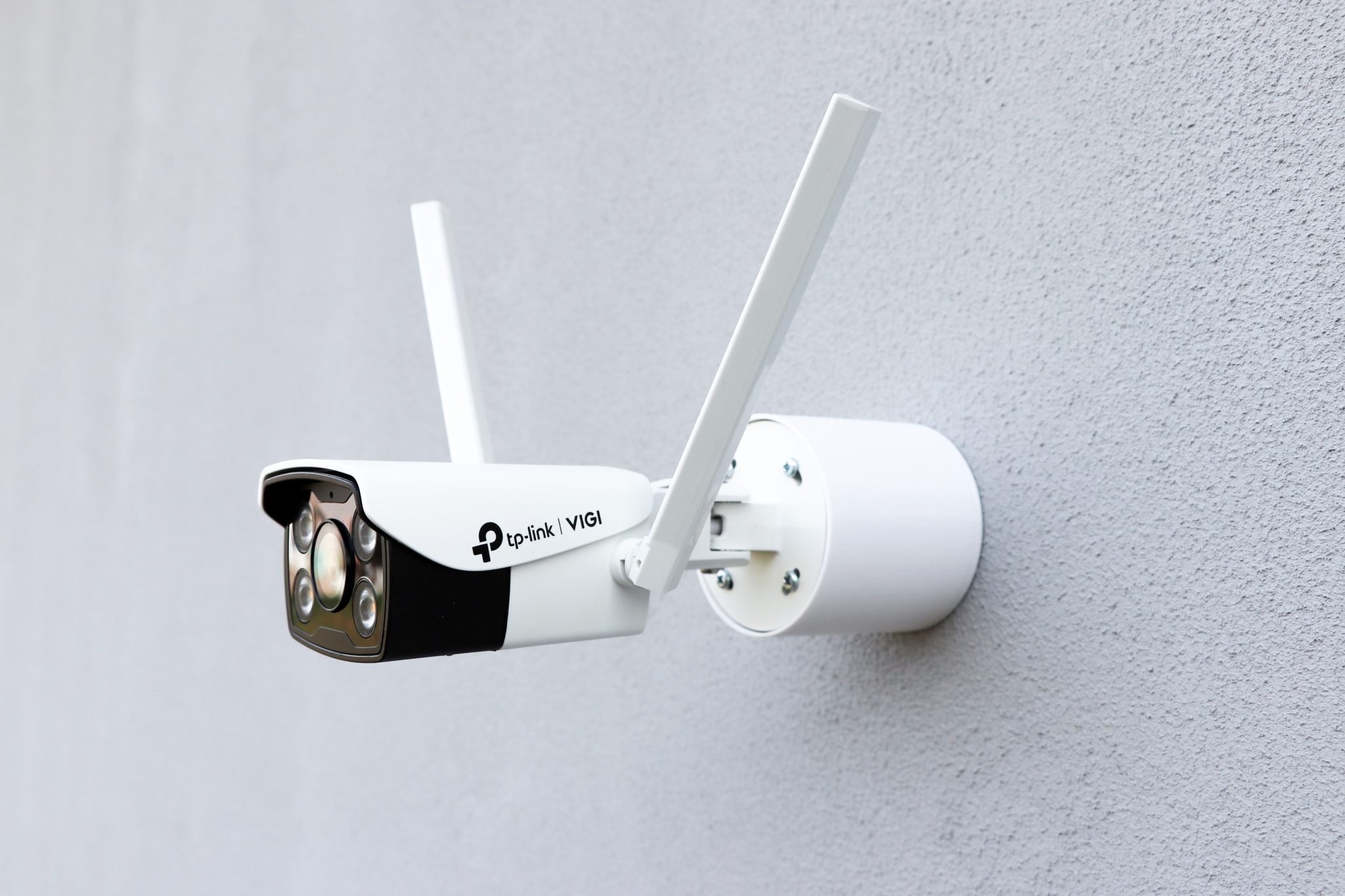 TP-LINK držák s kabelovou krytkou pro kamery VIGI C340/C340-W na stěnu, bílý